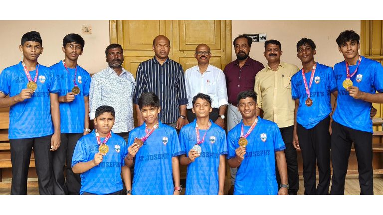സംസ്ഥാന സ്കൂൾ ഗെയിംസ് ഗ്രൂപ്പ് വൺ ജിംനാസ്റ്റിക്‌സില്‍ വിജയികളായ  സെന്റ് ജോസഫ് സ്കൂളിലെ വിദ്യാര്‍ഥികള്‍ മാനേജ്മെന്റ് പ്രതിനിധികള്‍ക്കൊപ്പം 