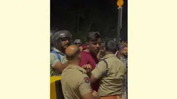ടിജുവിനെ വിഴിഞ്ഞം പൊലീസ് പിടികൂടുന്നു