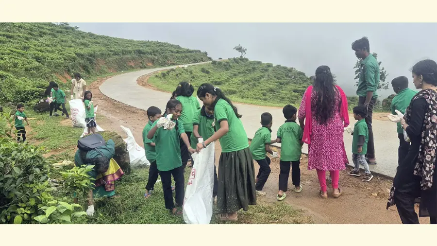 പൊന്മുടി ഗവ. യു പി എസിലെ കുട്ടികൾ മാലിന്യങ്ങൾ ശേഖരിക്കുന്നു