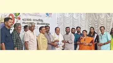 കോവളം കവികൾ സ്മാരകത്തിന്റെ ആഭിമുഖ്യത്തിൽ സംഘടിപ്പിച്ച പൂവാർ സാഹിത്യ സംഗമം
ഡോ. ജോർജ് ഓണക്കൂർ ഉദ്ഘാടനം ചെയ്തപ്പോൾ