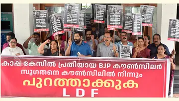 കാപ്പ കേസിൽ പ്രതിയായ ബിജെപി കൗൺസിലർ സുഗതനെ കൗൺസിലിൽനിന്ന് പുറത്താക്കണമെന്ന് ആവശ്യപ്പെട്ട്
ഇടതുപക്ഷ കൗൺസിലർമാർ കോർപറേഷൻ ഓഫീസിനു മുന്നിൽ നടത്തിയ പ്രതിഷേധം