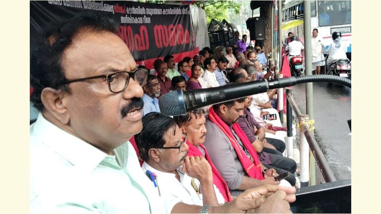 കോർപറേഷനുമുന്നിൽ എൽഡിഎഫ് നടത്തുന്ന അനിശ്ചിതകാല സത്യഗ്രഹം സിപിഐ എം ജില്ലാ സെക്രട്ടറിയറ്റ് അംഗം ബി സത്യൻ ഉദ്ഘാടനം ചെയ്യുന്നു