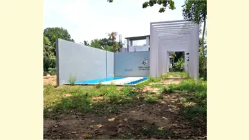 ഒന്നാംഘട്ട നിർമാണം പൂർത്തീകരിച്ച പ്രേംനസീർ സ്മാരകത്തിന്റെ തുടർപ്രവൃത്തികൾ നിലച്ചപ്പോൾ