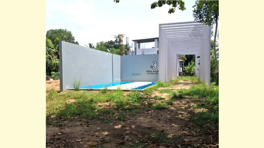 ഒന്നാംഘട്ട നിർമാണം പൂർത്തീകരിച്ച പ്രേംനസീർ സ്മാരകത്തിന്റെ  തുടർപ്രവൃത്തികൾ നിലച്ചപ്പോൾ 