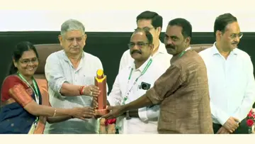 ഡൽഹിയിൽ സതത് വികാസ് പുരസ്കാരം ഒറ്റൂർ പഞ്ചായത്ത് പ്രസിഡന്റ് ജെ ജയചന്ദ്രൻ, സെക്രട്ടറി എൽ എച്ച് ശ്രീലേഖ,
സ്ഥിരംസമിതി അധ്യക്ഷന് എൻ അജി എന്നിവർ ചേർന്ന് സ്വീകരിക്കുന്നു