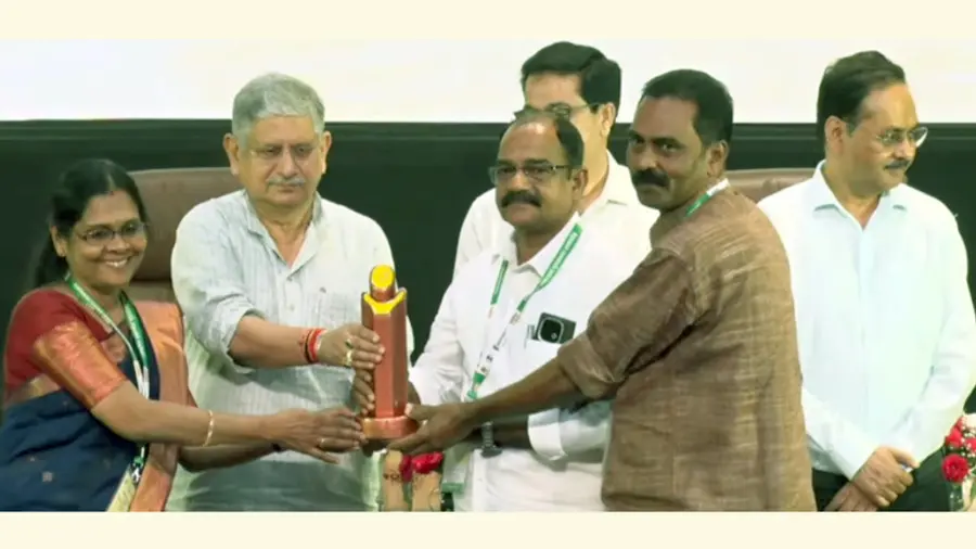 ഡൽഹിയിൽ സതത് വികാസ് പുരസ്കാരം ഒറ്റൂർ പഞ്ചായത്ത് പ്രസിഡന്റ് ജെ ജയചന്ദ്രൻ, സെക്രട്ടറി എൽ എച്ച് ശ്രീലേഖ,
സ്ഥിരംസമിതി അധ്യക്ഷന് എൻ അജി എന്നിവർ ചേർന്ന് സ്വീകരിക്കുന്നു