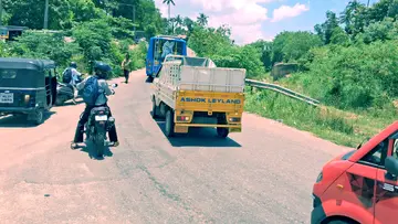 രാമച്ചംവിളയിൽ മണ്ണെടുത്ത ഭാഗത്ത് നിർമിച്ച കുത്തനെയുള്ള റോഡിൽ കയറ്റംകയറുന്നതിനിടെ സ്വകാര്യ ബസ് നിൽക്കുന്നു. ഡ്രൈവറുടെ സമയോജിത ഇടപെടൽകാരണം ബസ് പിന്നിലേക്കിറങ്ങിയാലുണ്ടാകാമായിരുന്ന അപകടം ഒഴിവായി