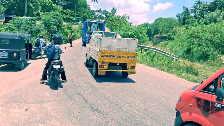 രാമച്ചംവിളയിൽ മണ്ണെടുത്ത ഭാഗത്ത് നിർമിച്ച കുത്തനെയുള്ള റോഡിൽ കയറ്റംകയറുന്നതിനിടെ സ്വകാര്യ ബസ് നിൽക്കുന്നു. ഡ്രൈവറുടെ സമയോജിത ഇടപെടൽകാരണം ബസ് പിന്നിലേക്കിറങ്ങിയാലുണ്ടാകാമായിരുന്ന അപകടം ഒഴിവായി
