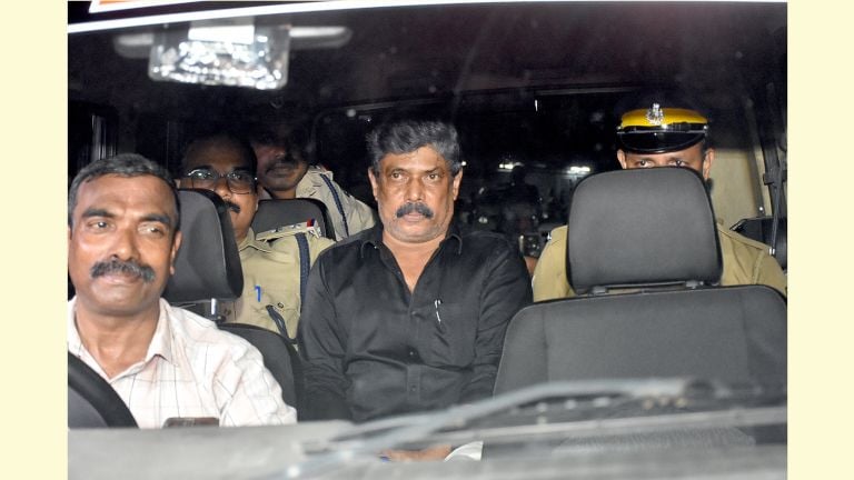 അറസ്റ്റിലായ രവീന്ദ്രൻനായർ