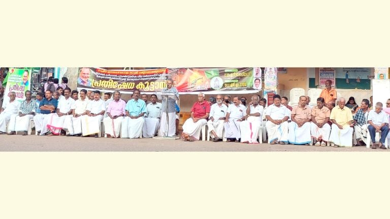 ഇന്ധന വിലവർധനയ്‌ക്കെതിരെ ആർജെഡി കോവളം മണ്ഡലം കമ്മിറ്റി സംഘടിപ്പിച്ച  ധർണ   എ നീലലോഹിതദാസ് ഉദ്ഘാടനം ചെയ്യുന്നു