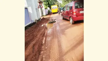 ഡീസന്റ്മുക്ക് –പുല്ലൂർമുക്ക് റോഡിന്റെ ഒരുഭാഗം ചെളിനിറഞ്ഞനിലയില്‍