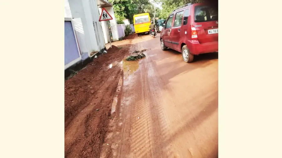 ഡീസന്റ്മുക്ക് –പുല്ലൂർമുക്ക് റോഡിന്റെ ഒരുഭാഗം ചെളിനിറഞ്ഞനിലയില്