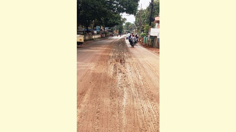 ചെളിക്കുളമായ പാങ്ങപ്പാറ– ശ്രീകാര്യം റോഡ്