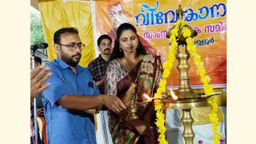 ആർഎസ്എസ് വേദിയിൽ കോൺഗ്രസ് പഞ്ചായത്ത് പ്രസിഡന്റ്  ഉദ്ഘാടകയായെത്തിയപ്പോൾ