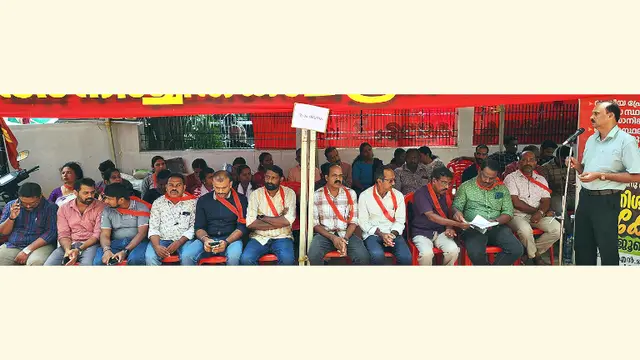 തദ്ദേശവകുപ്പ് ആസ്ഥാനത്ത് ശനിയാഴ്ചത്തെ സമരം കെജിഎൻഎ ജനറൽ സെക്രട്ടറി ടി സുബ്രഹ്മണ്യൻ ഉദ്ഘാടനംചെയ്യുന്നു