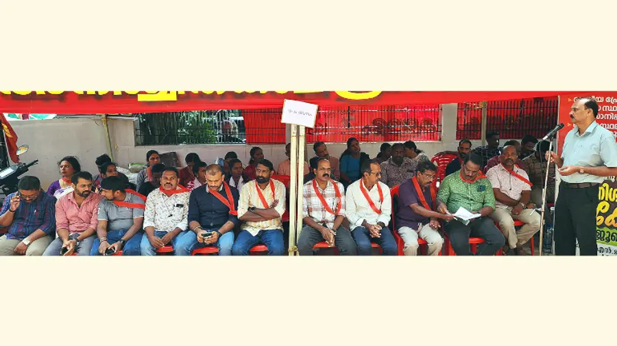 തദ്ദേശവകുപ്പ് ആസ്ഥാനത്ത് ശനിയാഴ്ചത്തെ സമരം കെജിഎൻഎ ജനറൽ സെക്രട്ടറി ടി സുബ്രഹ്മണ്യൻ ഉദ്ഘാടനംചെയ്യുന്നു