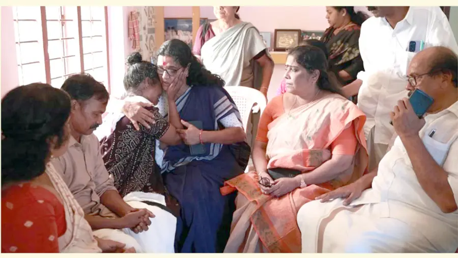 ജാതി അധിക്ഷേപത്തെ തുടർന്ന് മരണപ്പെട്ട അഞ്ചരക്കണ്ടി ദന്തൽ കോളേജിലെ ഒന്നാം വർഷം ബിഡിഎസ് വിദ്യാർഥി നിധിൻ രാജിന്റെ കുടുംബത്തെ മഹിളാ അസോസിയേഷൻ നേതാക്കള് സന്ദര്ശിച്ചു.