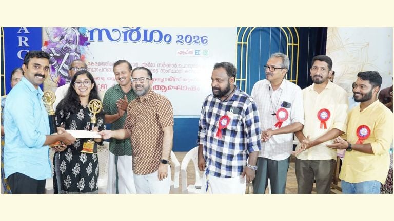 ‘സര്‍ഗം 2026’ കലോത്സവത്തിലെ ചലച്ചിത്രഗാനാലാപന മത്സരത്തില്‍ ഒന്നാം സ്ഥാനം നേടിയ ഗവ. സെക്രട്ടറിയറ്റിലെ  ജയ്സൺ തോമസും ആതിര വിജയനും കാവാലം ശ്രീകുമാറില്‍നിന്ന് പുരസ്കാരം സ്വീകരിക്കുന്നു