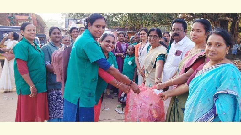 ശാർക്കര പറമ്പിൽനിന്ന് ഹരിതകർമസേനാംഗങ്ങൾ ശേഖരിച്ച പ്ലാസ്റ്റിക് മാലിന്യങൾ പ്രസിഡന്റ്‌  എസ് സിന്ധുവിന്റെ നേതൃത്വത്തിൽ ഏറ്റുവാങ്ങുന്നു