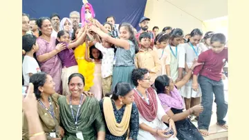 ആറ്റിങ്ങൽ ഉപജില്ലാ ശാസ്ത്രമേളയിലും പ്രവൃത്തിപരിചയ മേളയിലും ഓവറോൾ ചാമ്പ്യൻമാരായ ഗവ. എൽപിഎസ് ചെമ്പൂരിലെ കുട്ടികൾ ഒ എസ് അംബിക എംഎൽഎയിൽനിന്ന് ട്രോഫി ഏറ്റുവാങ്ങുന്നു