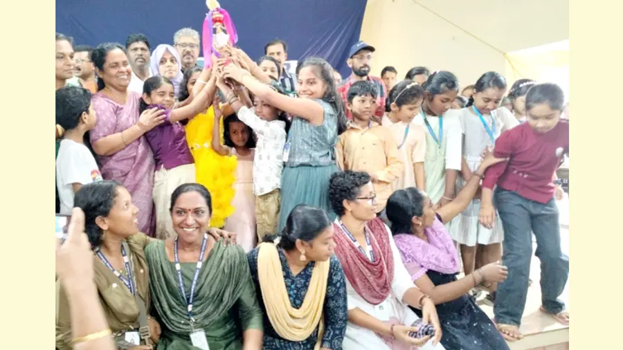 ആറ്റിങ്ങൽ ഉപജില്ലാ ശാസ്ത്രമേളയിലും പ്രവൃത്തിപരിചയ മേളയിലും ഓവറോൾ ചാമ്പ്യൻമാരായ ഗവ. എൽപിഎസ് ചെമ്പൂരിലെ കുട്ടികൾ ഒ എസ് അംബിക എംഎൽഎയിൽനിന്ന് ട്രോഫി ഏറ്റുവാങ്ങുന്നു
