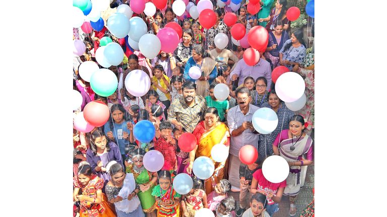 അന്താരാഷ്ട്ര ബാലിക ദിനത്തിൽ ശിശുക്ഷേമ സമിതി സംഘടിപ്പിച്ച "സേവ് ഗേൾ ചൈൽഡ്' ക്യാമ്പയിന്‌ വനിത കമീഷൻ അധ്യക്ഷ പി സതീദേവിയും കുട്ടികളും ചേർന്ന് ബലൂൺ പറത്തി തുടക്കം കുറിക്കുന്നു. ജി എൽ അരുൺഗോപി സമീപം  