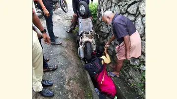 പഴകുറ്റിയിൽ സ്കൂട്ടറിൽ കാറിടിച്ചുണ്ടായ അപകടത്തിൽ ഓടയിലേക്ക്‌ വീണ  സ്‌കൂട്ടർയാത്രക്കാരിയെ രക്ഷിക്കാനുള്ള ശ്രമം