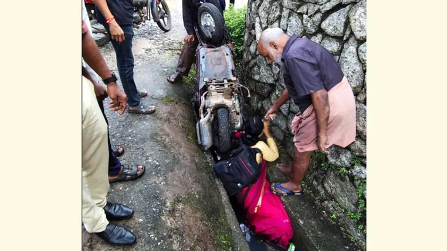 പഴകുറ്റിയിൽ സ്കൂട്ടറിൽ കാറിടിച്ചുണ്ടായ അപകടത്തിൽ ഓടയിലേക്ക്‌ വീണ  സ്‌കൂട്ടർയാത്രക്കാരിയെ രക്ഷിക്കാനുള്ള ശ്രമം