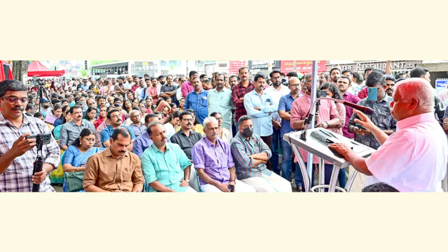 വിവിധ ആവശ്യങ്ങൾ ഉന്നയിച്ച് ആക്ഷൻ കൗൺസിൽ ഓഫ് സ്റ്റേറ്റ് എംപ്ലോയീസ് ആൻഡ്  ടീച്ചേഴ്സ് സെക്രട്ടറിയറ്റിന് മുന്നിൽ സംഘടിപ്പിച്ച കൂട്ടധർണ  സിപിഐ എം സംസ്ഥാന സെക്രട്ടറിയറ്റ് അം​ഗം എം വി ജയരാജൻ ഉദ്ഘാടനം ചെയ്യുന്നു