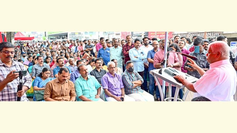 വിവിധ ആവശ്യങ്ങൾ ഉന്നയിച്ച് ആക്ഷൻ കൗൺസിൽ ഓഫ് സ്റ്റേറ്റ് എംപ്ലോയീസ് ആൻഡ്  ടീച്ചേഴ്സ് സെക്രട്ടറിയറ്റിന് മുന്നിൽ സംഘടിപ്പിച്ച കൂട്ടധർണ  സിപിഐ എം സംസ്ഥാന സെക്രട്ടറിയറ്റ് അം​ഗം എം വി ജയരാജൻ ഉദ്ഘാടനം ചെയ്യുന്നു