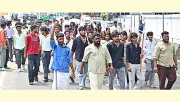കന്റോണ്‍മെന്റ് സിഐയെയും എസ്ഐയെയും ചുമതലകളിൽനിന്ന് നീക്കണമെന്ന് ആവശ്യപ്പെട്ട് എസ്എഫ്ഐ  പ്രവർത്തകർ കമീഷണർ ഓഫീസിലേക്ക് നടത്തിയ പ്രതിഷേധ പ്രകടനം