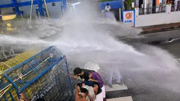 എസ്എഫ്ഐ ജില്ലാ കമ്മിറ്റി നടത്തിയ സിറ്റി പൊലീസ്‌ കമീഷണർ ഓഫീസ് മാർച്ചിന് നേരെ പൊലീസ് ജലപീരങ്കി പ്രയോഗിക്കുന്നു