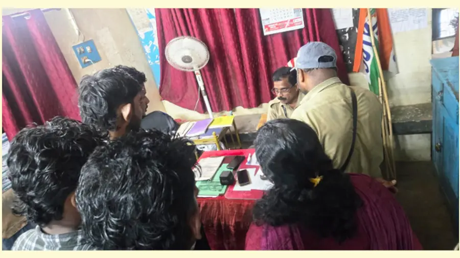 കെഎസ്ആർടിസി ബസിൽനിന്ന് വിദ്യാർഥിയെ ഇറക്കിവിട്ട സംഭവത്തിൽ
എസ്എഫ്ഐയുടെ നേതൃത്വത്തിൽ എടിഒയ്ക്ക് പരാതി നൽകിയപ്പോൾ