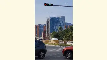 ടെക്നോപാർക്ക് തമ്പുരാൻമുക്ക് ജങ്ഷനിലെ ട്രാഫിക് സിഗ്നലിലെ ചുവപ്പും പച്ചയും ഒരുമിച്ച് കത്തുന്നു
