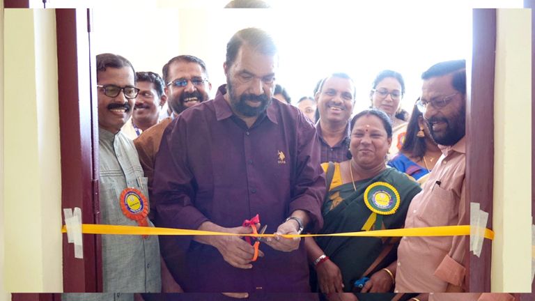 കാര്യവട്ടം ഗവ. യുപി സ്കൂളിലെ ഇരുനില കെട്ടിടവും വർണക്കൂടാരവും  മന്ത്രി വി ശിവൻകുട്ടി ഉദ്ഘാടനം ചെയ്യുന്നു
