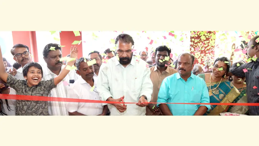 പാപ്പനംകോട് ഹൈസ്കൂളിൽ നിര്‍മിച്ച പുതിയ കെട്ടിടം മന്ത്രി വി ശിവൻകുട്ടി ഉദ്ഘാടനം ചെയ്യുന്നു 
