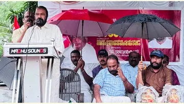 സിഐടിയു സംസ്ഥാന കമ്മിറ്റി സംഘടിപ്പിച്ച കാട്ടാക്കട ശശി അനുസ്മരണം സിപിഐ എം സംസ്ഥാന കമ്മിറ്റി അംഗം
വി ശിവൻകുട്ടി ഉദ്ഘാടനം ചെയ്യുന്നു