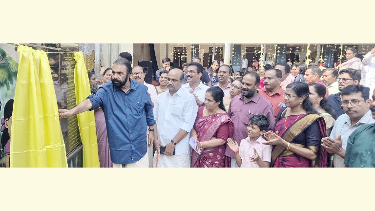 ആറ്റിങ്ങൽ ഡയറ്റ് സ്കൂളിലെ വർണക്കൂടാരം പദ്ധതിയുടെയും പൈതൃക കെട്ടിടം നവീകരണത്തിന്റെയും ഉദ്‌ഘാടനം  മന്ത്രി വി ശിവൻകുട്ടി  നിർവഹിക്കുന്നു