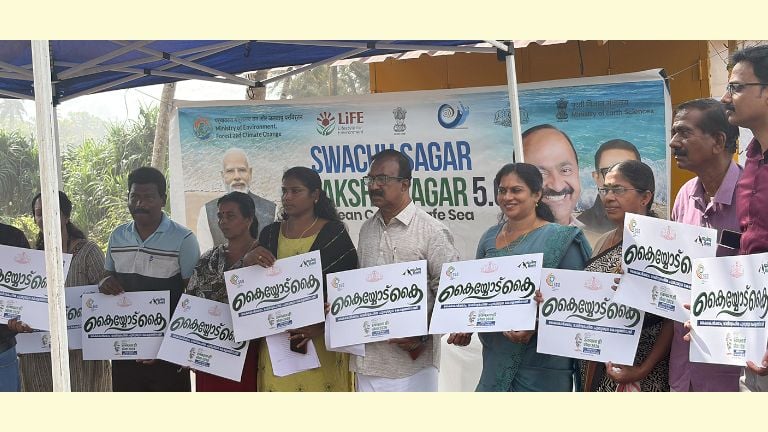 അന്താരാഷ്ട്ര തീരദേശ ശുചീകരണ ദിനത്തോടനുബന്ധിച്ച് ജില്ലാ പഞ്ചായത്ത് പ്രസിഡന്റ് വി പ്രിയദർശിനിയുടെ  നേതൃത്വത്തിൽ കാപ്പിൽ ബീച്ച് ശുചീകരിച്ചപ്പോൾ