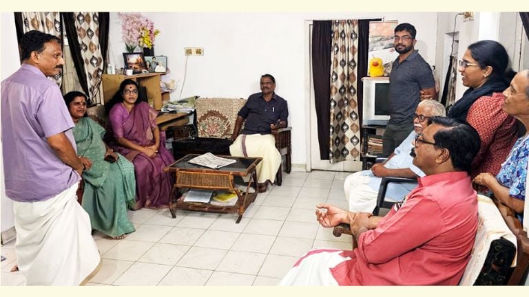വഞ്ചിയൂരിൽ കേന്ദ്ര കമ്മിറ്റി അംഗം സി എസ് സുജാത  നടത്തിയ ഗൃഹസന്ദർശനത്തിൽനിന്ന്‌  