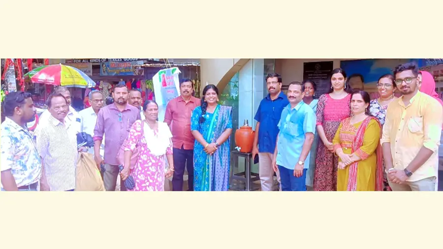 എൻജിഒ യൂണിയൻ കഴക്കൂട്ടം ഏരിയ കമ്മിറ്റിയുടെ തണ്ണീർപ്പന്തൽ സി രമേഷ് കുമാർ ഉദ്ഘാടനം ചെയ്യുന്നു