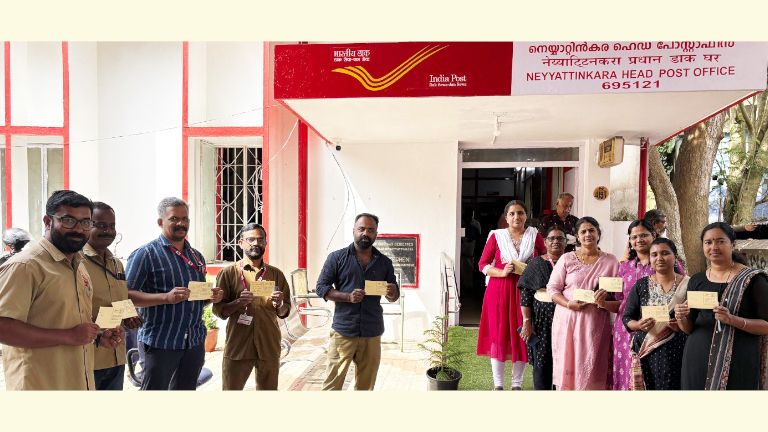 പോസ്റ്റ് കാർഡ് സമരം  എൻഎഫ്പിഇ സംസ്ഥാന കൺവീനർ വിനോദ് കുമാർ ഉദ്ഘാടനം ചെയ്യുന്നു