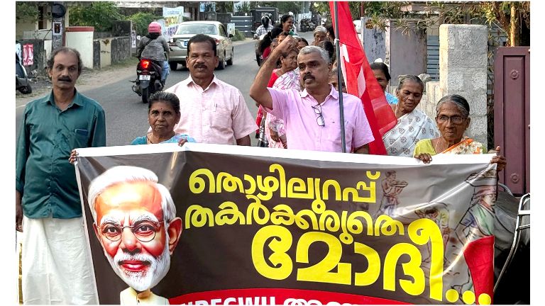 തൊഴിലുറപ്പ് പദ്ധതി തകർക്കുന്ന കേന്ദ്രസർക്കാർ നടപടിക്കെതിരെ അഞ്ചുതെങ്ങിൽ നടന്ന പ്രതിഷേധപ്രകടനം