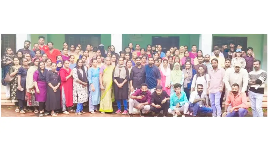 പത്താംതരം തുല്യതാ പരീക്ഷയ്ക്കെത്തിയ പഠിതാക്കൾ കോ– ഓർഡിനേറ്റർമാർക്കൊപ്പം