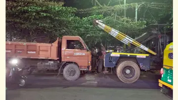 പിടികൂടിയ ലോറികൾ ക്രെയിൻ ഉപയോഗിച്ച് ഫോർട്ട് പൊലീസ് സ്റ്റേഷനിൽ എത്തിക്കുന്നു
