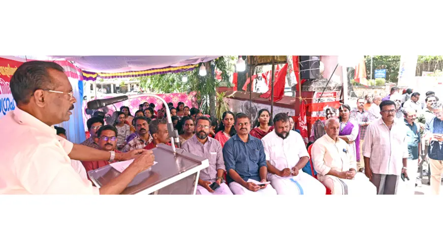 കേരള വാട്ടർ അതോറിറ്റി എംപ്ലോയീസ് യൂണിയൻ ജലഭവനുമുമ്പിൽ നടത്തുന്ന പഞ്ചദിന റിലേ നിരാഹാര സത്യഗ്രഹ സമരം സിഐടിയു
സംസ്ഥാന പ്രസിഡന്റ് ടി പി രാമകൃഷ്ണൻ ഉദ്ഘാടനം ചെയ്യുന്നു