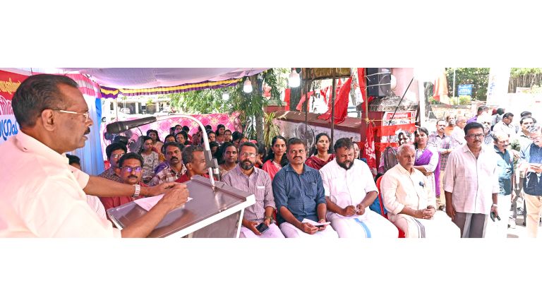 കേരള വാട്ടർ അതോറിറ്റി എംപ്ലോയീസ് യൂണിയൻ  ജലഭവനുമുമ്പിൽ നടത്തുന്ന പഞ്ചദിന റിലേ നിരാഹാര സത്യഗ്രഹ സമരം സിഐടിയു  സംസ്ഥാന പ്രസിഡന്റ് ടി പി രാമകൃഷ്ണൻ ഉദ്ഘാടനം ചെയ്യുന്നു