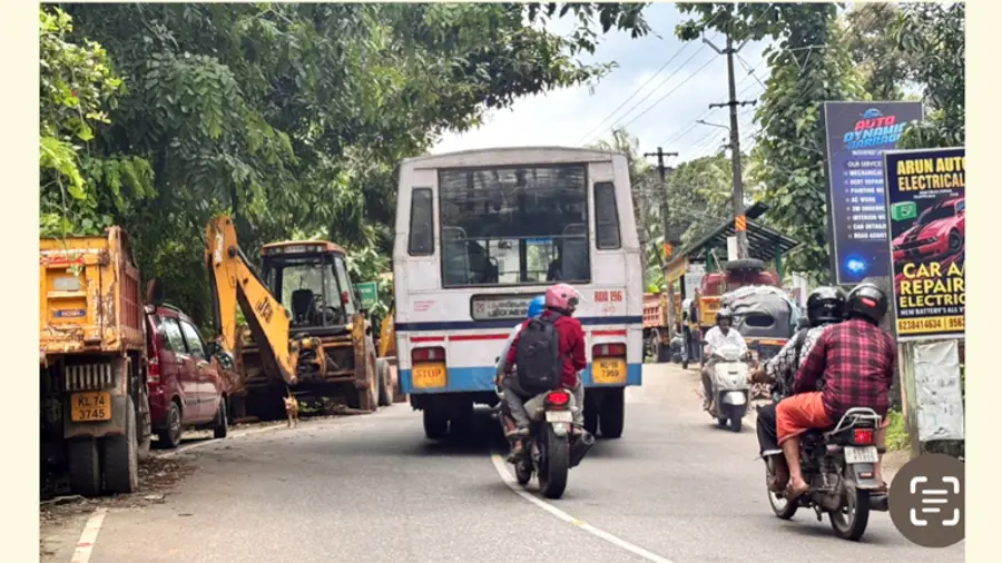 പൊലീസ് പിടിച്ചെടുത്ത വണ്ടികൾ വിളപ്പിൽശാല ജങ്ഷനിൽ റോഡരികിൽ നിർത്തിയിട്ടിരിക്കുന്നു