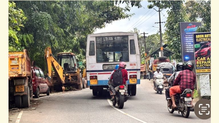 പൊലീസ് പിടിച്ചെടുത്ത വണ്ടികൾ വിളപ്പിൽശാല ജങ്‌ഷനിൽ റോഡരികിൽ നിർത്തിയിട്ടിരിക്കുന്നു