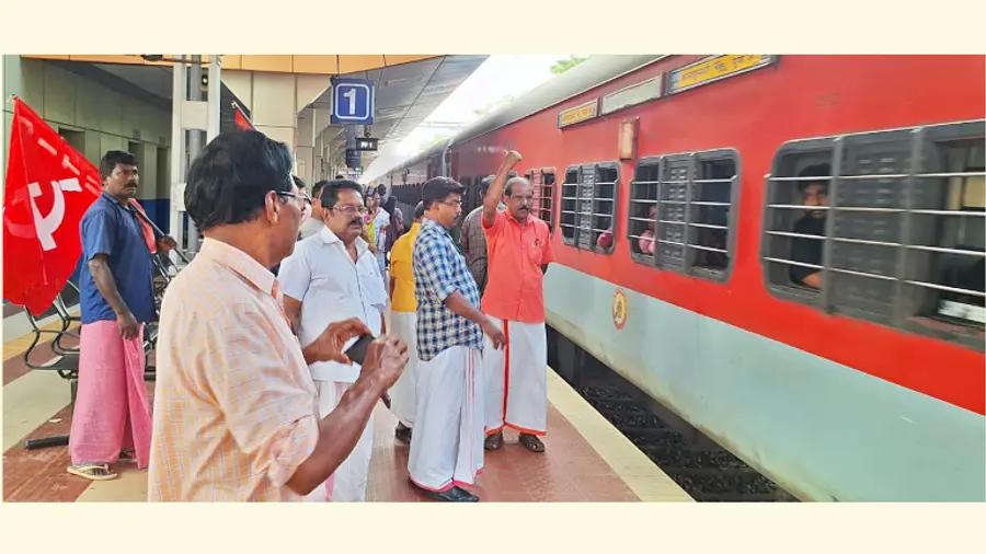 ചിറയിൻകീഴ് റെയിൽവേ സ്റ്റേഷനിൽ തൊഴിലാളികള് നടത്തിയ പണിമുടക്ക് പ്രചാരണം